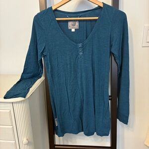 UGG Teal Long Sleeve V-Neck T-shirt. Size small. EUC. Gorgeous colour!